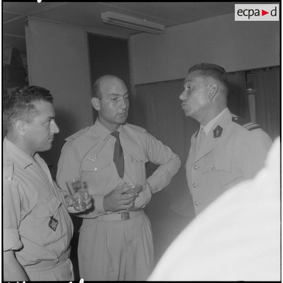 Pot à La Reghaïa. Portraits de trois officiers.
