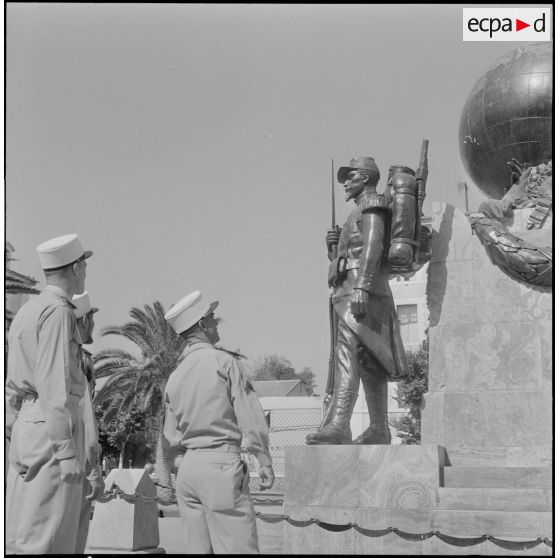 Des légionnaires du 1er régiment étranger d'infanterie (REI) de la caserne de Sidi-Bel-Abbès regardent le monument de la légion.