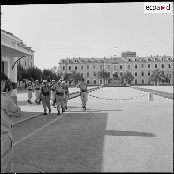 Défilé du 1er régiment étranger d'infanterie (REI) à à la caserne de Sidi-Bel-Abbès.