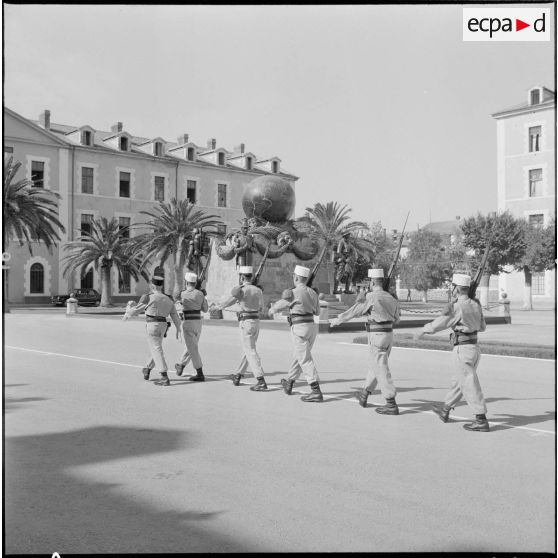 Défilé du 1er régiment étranger d'infanterie (REI) à à la caserne de Sidi-Bel-Abbès.