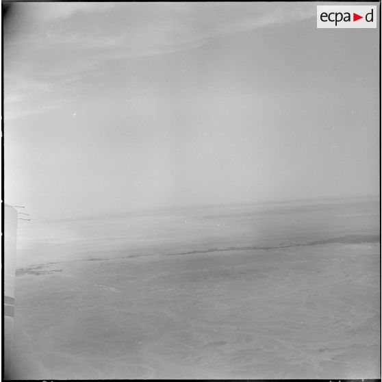 Vue aérienne d'un paysage entre Adrar et Colomb-Béchar.
