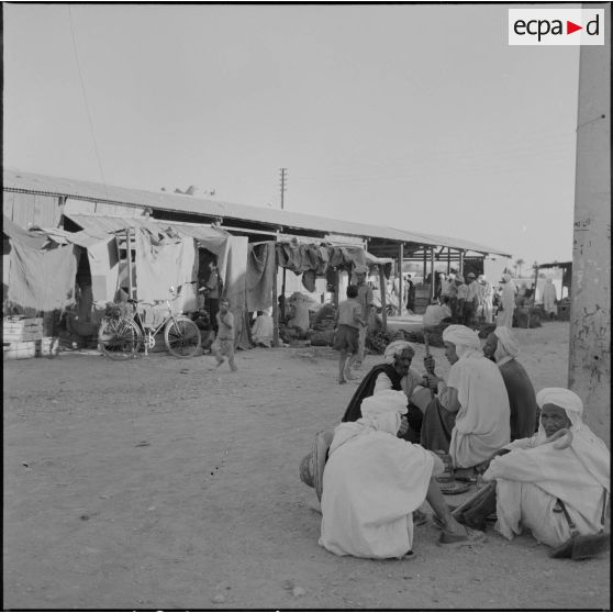 Un marché à Adrar ou à Colomb-Béchar.