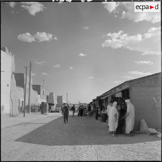 Un marché à Adrar ou à Colomb-Béchar.
