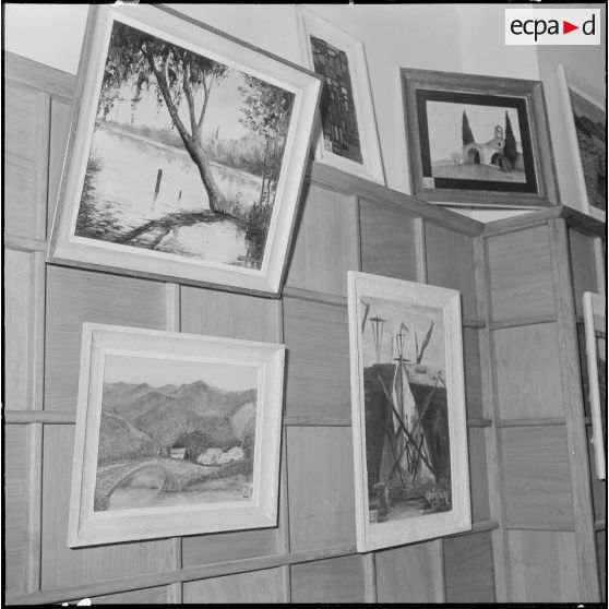 Exposition de peinture à la base aérienne 210 (BA 210).