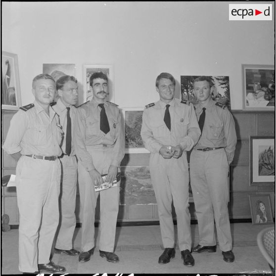 Portrait d'officiers visitant une exposition de peinture à la base aérienne 210 (BA 210).