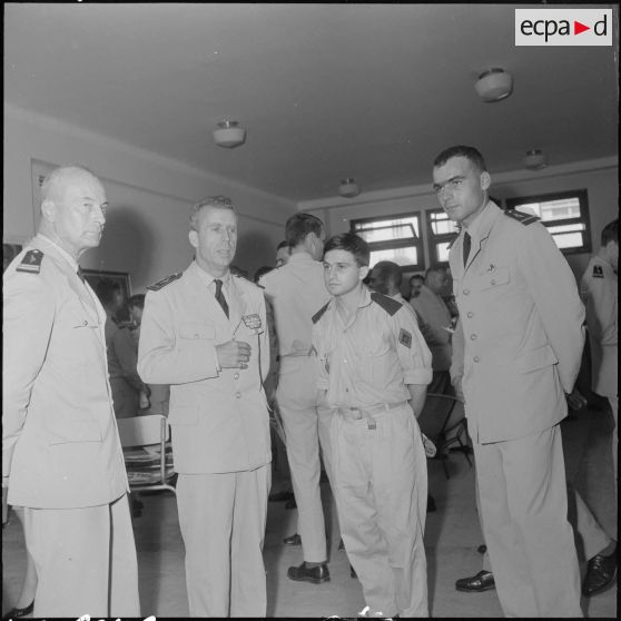 Des officiers visitent une exposition de peinture à la base aérienne 210 (BA 210).