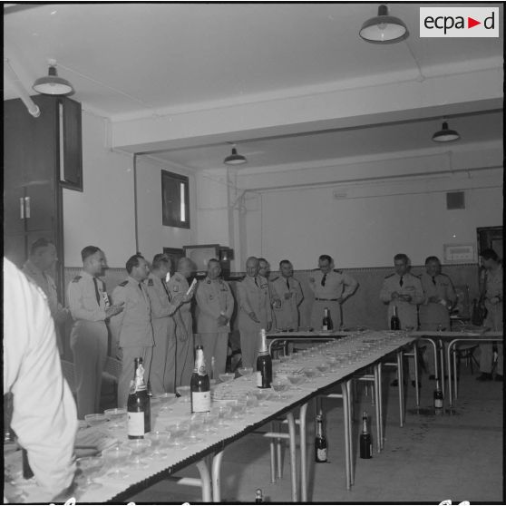 Cocktail organisé pour une exposition de peinture à la base aérienne 210 (BA 210).