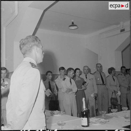 Cocktail organisé pour une exposition de peinture à la base aérienne 210 (BA 210).