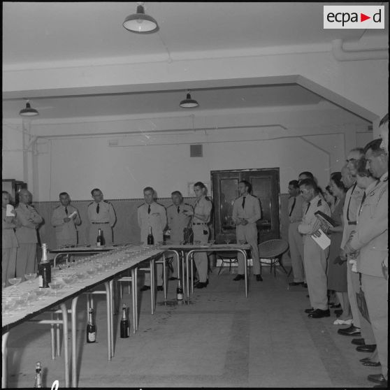 Cocktail organisé pour une exposition de peinture à la base aérienne 210 (BA 210).