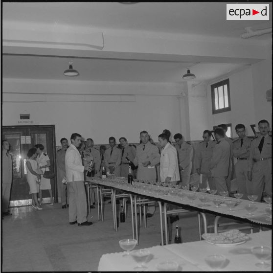 Cocktail organisé pour une exposition de peinture à la base aérienne 210 (BA 210).