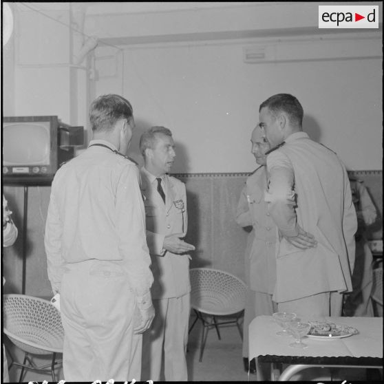 Cocktail organisé pour une exposition de peinture à la base aérienne 210 (BA 210).