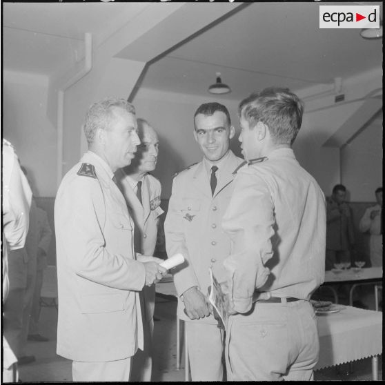 Cocktail organisé pour une exposition de peinture à la base aérienne 210 (BA 210).