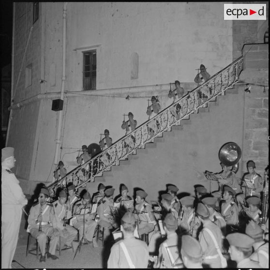 Rétrospective de chants et marches militaires à l'amirauté à Alger.
