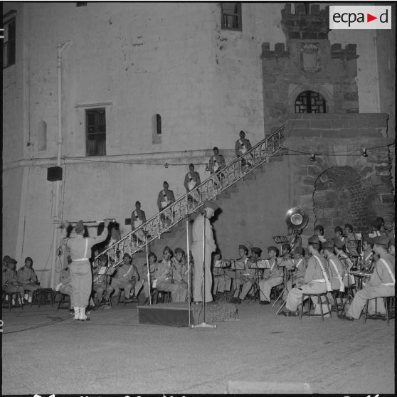 Rétrospective de chants et marches militaires à l'amirauté à Alger.