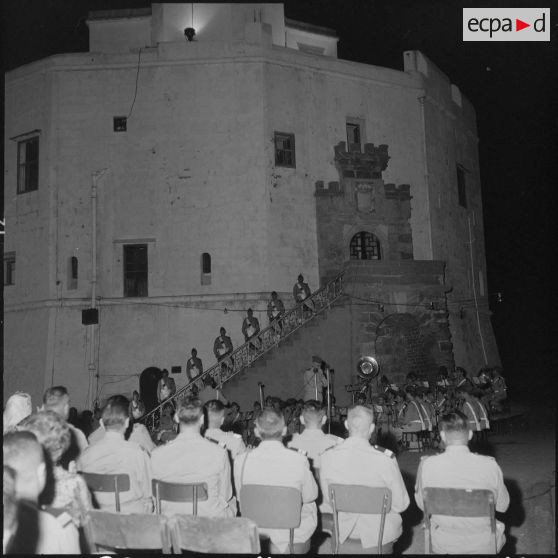 Rétrospective de chants et marches militaires à l'amirauté à Alger.