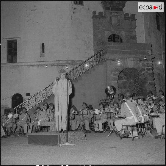 Rétrospective de chants et marches militaires à l'amirauté à Alger.