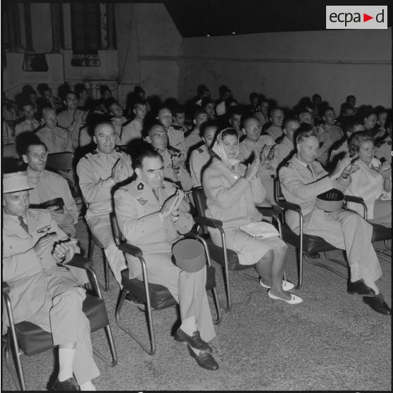 Les spectateurs applaudissent la rétrospective de chants et marches militaires à l'amirauté à Alger.
