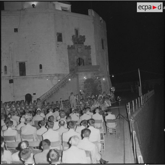 Les spectateurs regardent la rétrospective de chants et marches militaires à l'amirauté à Alger.