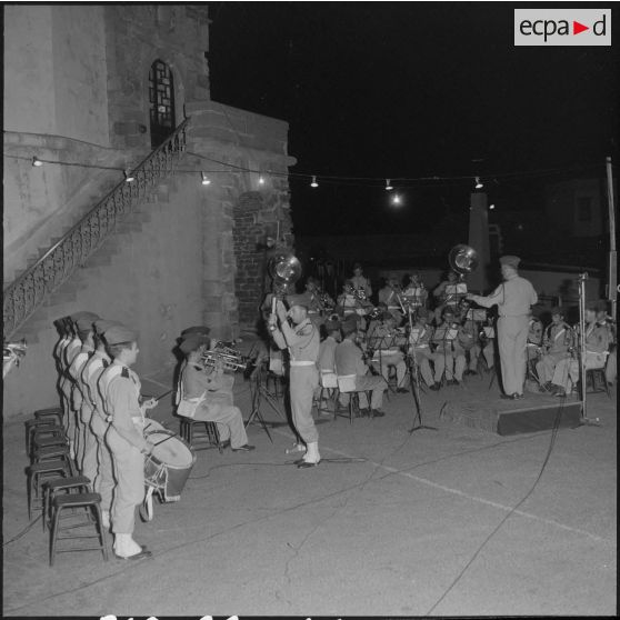 Rétrospective de chants et marches militaires à l'amirauté à Alger.