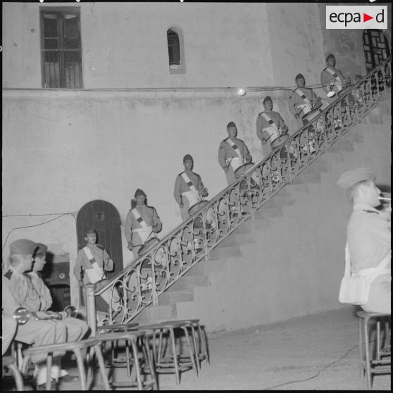 Rétrospective de chants et marches militaires à l'amirauté à Alger.