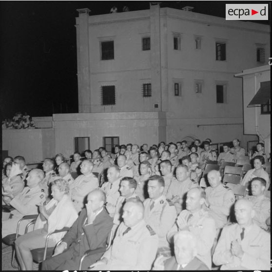 Les spectateurs regardent la rétrospective de chants et marches militaires à l'amirauté à Alger.