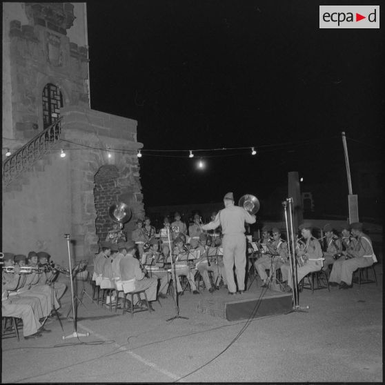 Rétrospective de chants et marches militaires à l'amirauté à Alger.