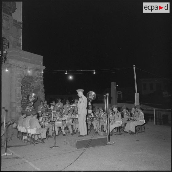 Rétrospective de chants et marches militaires à l'amirauté à Alger.