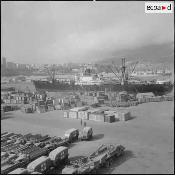 Embarquement de containers à bord du bâteau Toulon, pour l'entreprise Danzas et Tailleur au port d'Oran.
