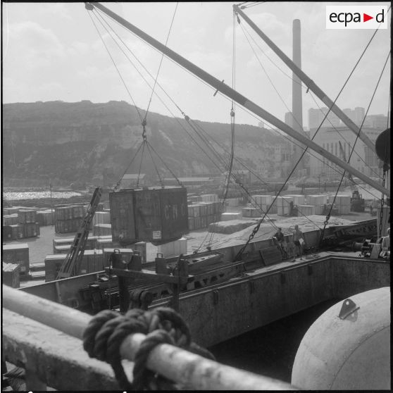 Embarquement d'un container à bord du bâteau Toulon, pour l'entreprise Danzas et Tailleur au port d'Oran.