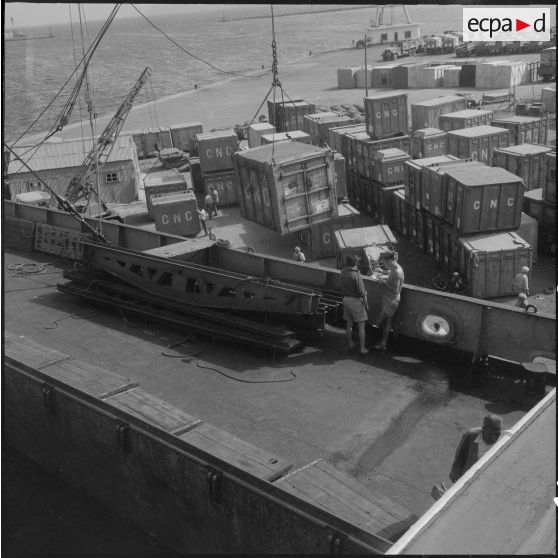 Embarquement d'un container à bord du bâteau Toulon, pour l'entreprise Danzas et Tailleur au port d'Oran.