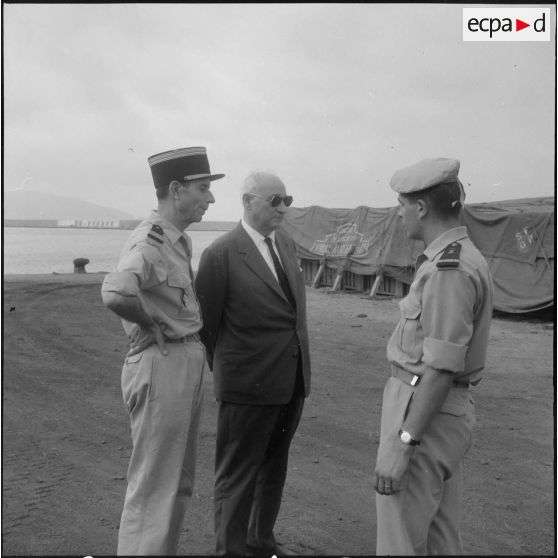 Un directeur de l'entreprise Danzas et Tailleur s'entretient avec des militaires au port d'Oran.