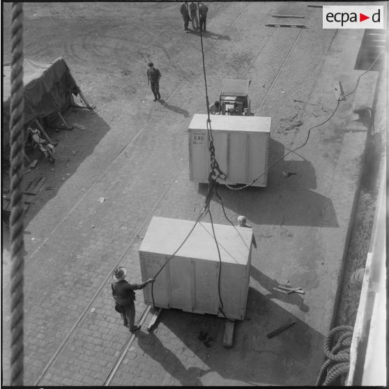 Embarquement de containers à bord du bâteau Toulon, pour l'entreprise Danzas et Tailleur au port d'Oran.