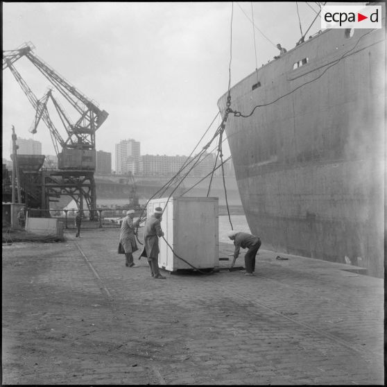 Embarquement de containers à bord du bâteau Toulon, pour l'entreprise Danzas et Tailleur au port d'Oran.