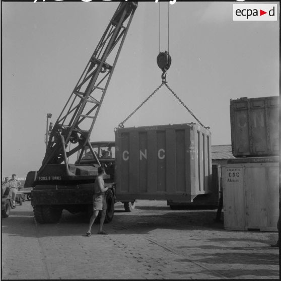 Embarquement de containers à bord du bâteau Toulon, pour l'entreprise Danzas et Tailleur au port d'Oran.