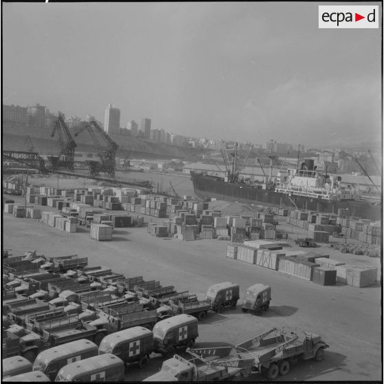 Embarquement de containers à bord du bâteau Toulon, pour l'entreprise Danzas et Tailleur au port d'Oran.