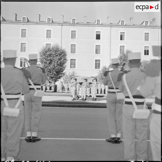 Cérémonie funèbre à l'occasion du départ de la légion étrangère de Sidi-bel-Abbès.