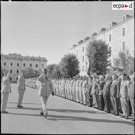 Le général commandant supérieur des forces armées françaises en Algérie (CSFAFA) passe les troupes en revue à l'occasion du départ de la légion étrangère de Sidi-bel-Abbès.