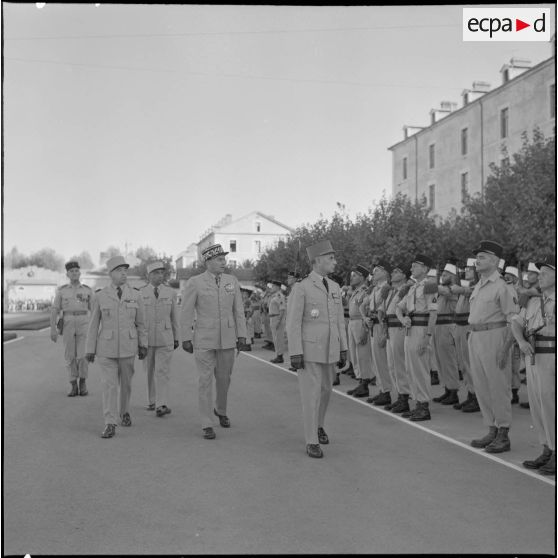 Le général commandant supérieur des forces armées françaises en Algérie (CSFAFA) passe les troupes en revue à l'occasion du départ de la légion étrangère de Sidi-bel-Abbès.