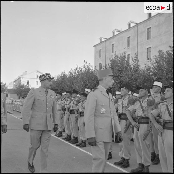 Le général commandant supérieur des forces armées françaises en Algérie (CSFAFA) passe les troupes en revue à l'occasion du départ de la légion étrangère de Sidi-bel-Abbès.