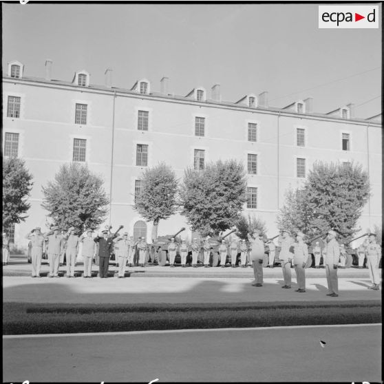 Cérémonie funèbre à l'occasion du départ de la légion étrangère de Sidi-bel-Abbès.