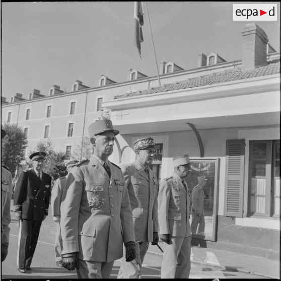 Les officiers suivent le cortège funèbre à l'occasion du départ de la légion étrangère de Sidi-bel-Abbès.