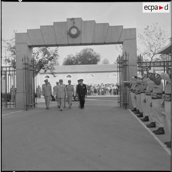 Les officiers arrivent à la caserne pour la cérémonie funèbre à l'occasion du départ de la légion étrangère de Sidi-bel-Abbès.
