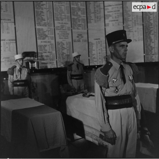 Veillée funèbre par une garde d'honneur à la crypte de la salle d'honneur de la caserne à l'occasion du départ de la légion étrangère de Sidi-bel-Abbès.