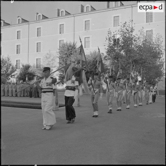 Arrivée de drapeaux déposés à la salle d'honneur du 1er régiment étranger d'infanterie (REI) à l'occasion du départ de la légion étrangère de Sidi-bel-Abbès.