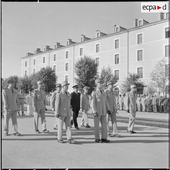 Les officiers suivent le cortège funèbre à l'occasion du départ de la légion étrangère de Sidi-bel-Abbès.