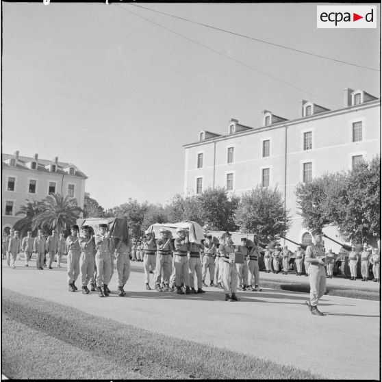 Le cortège funèbre se dirige vers le convoi qui rejoindra le terrain de l'aviation de l'armée de terre (ALAT).