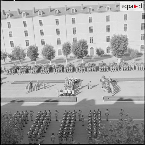 Cérémonie funèbre à l'occasion du départ de la légion étrangère de Sidi-bel-Abbès.