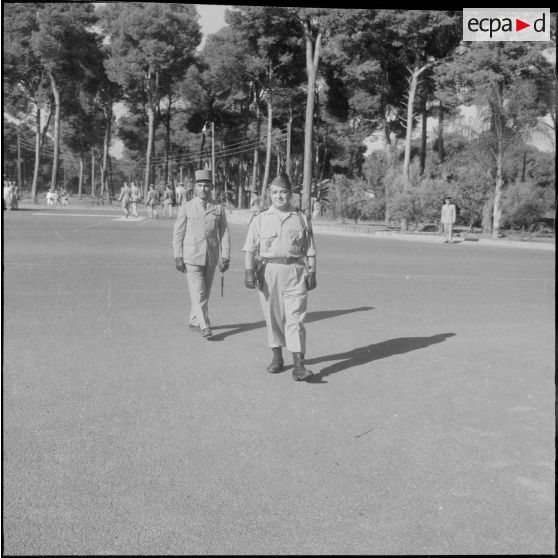 Le général Lemasson et le lieutenant-colonel Delmas lors de la prise d'armes de la 9e compagnie de zouaves avant sa dissolution à Zeralda.
