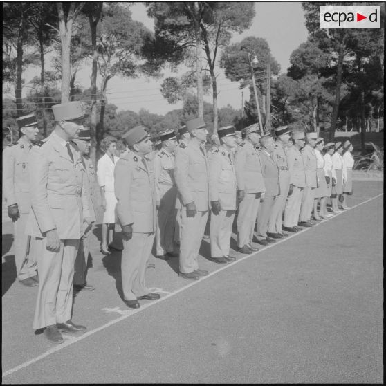Des officiers lors de la prise d'armes de la 9e compagnie de zouaves avant sa dissolution à Zeralda.