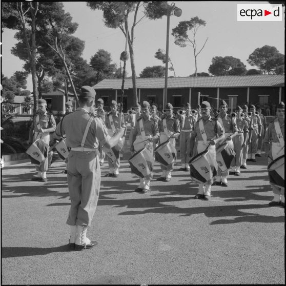 La musique lors de la prise d'armes de la 9e compagnie de zouaves avant sa dissolution à Zeralda.